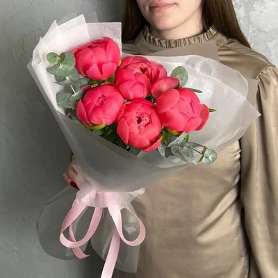 Букет из ярких пионов и эвкалипта